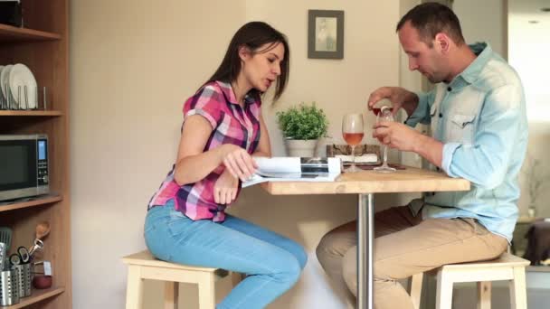 Couple à la maison, boire du vin — Video