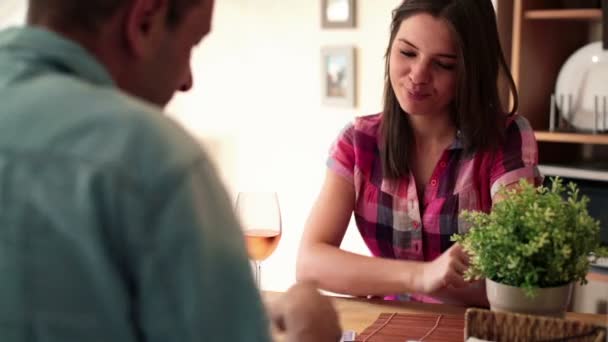 Couple playing poker game — Stock Video