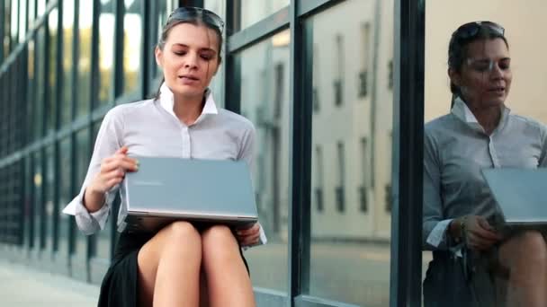 Femme d'affaires avec ordinateur portable — Video