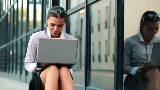 Businesswoman working on laptop — Stock Video