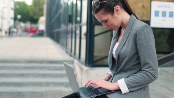 Mujer de negocios con ordenador portátil — Vídeo de stock