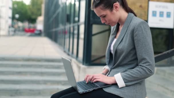 Zakenvrouw Werken op Laptop — Stockvideo