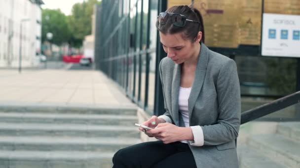 Mujer de negocios con smartphone — Vídeos de Stock