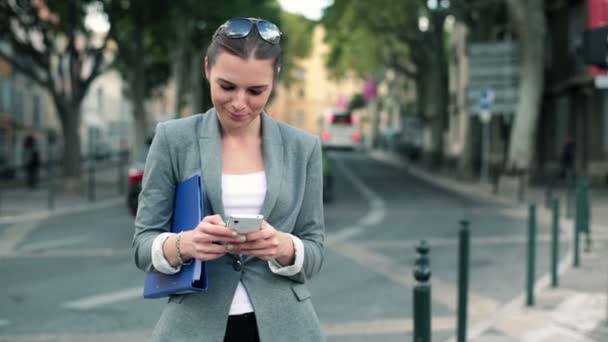 Businesswoman with smartphone — Stock Video