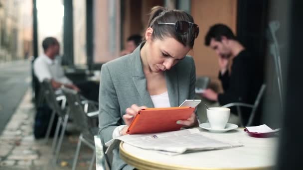 Businesswoman with smartphone and tablet — Stock Video
