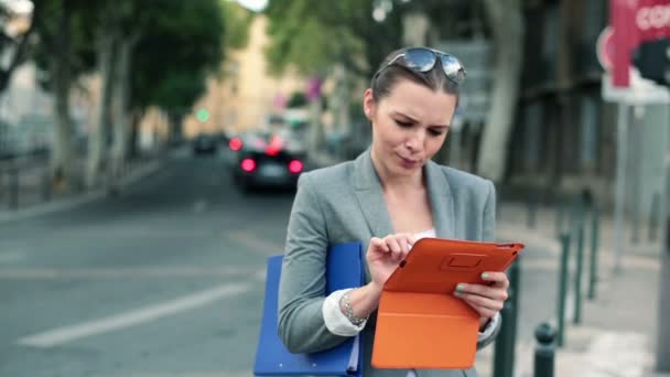 Tablet bilgisayarda çalışan iş kadını — Stok video