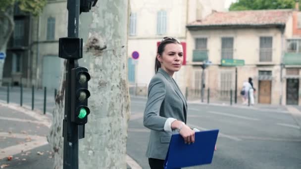 Mulher de negócios cruzando rua — Vídeo de Stock