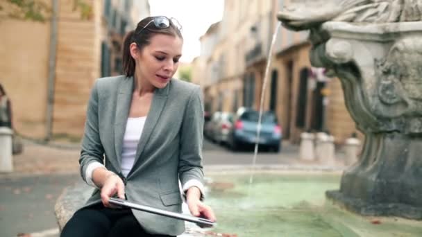 Женщина с ноутбуком расслабляющий — стоковое видео