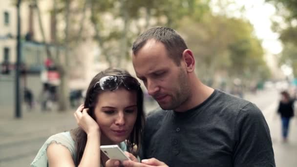 Cople med smartphone — Stockvideo