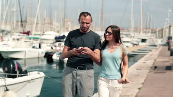 Couple prenant des photos avec téléphone portable — Video