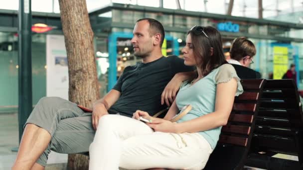 Couple talking and relaxing on bench — Stock Video