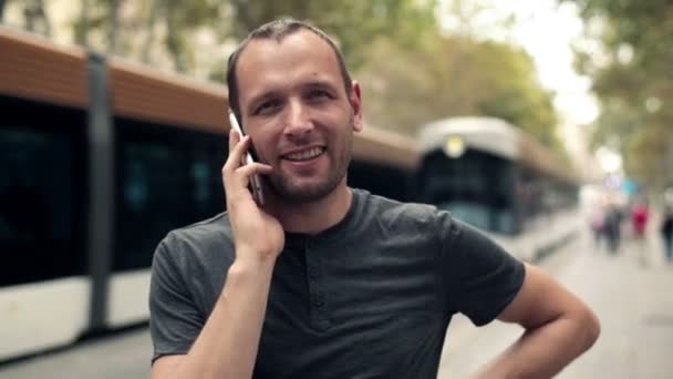 Hombre hablando por celular en la ciudad — Vídeos de Stock