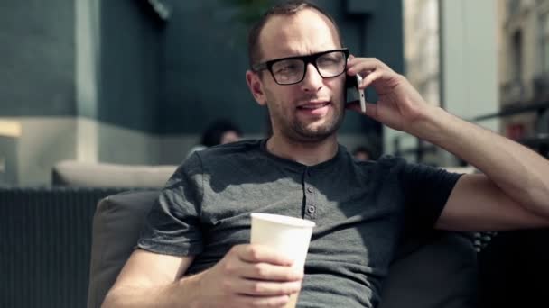 Man talking on cellphone and drinking coffee — Stock Video