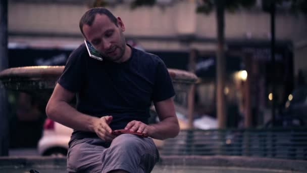 Человек с мобильным телефоном и планшетным компьютером — стоковое видео