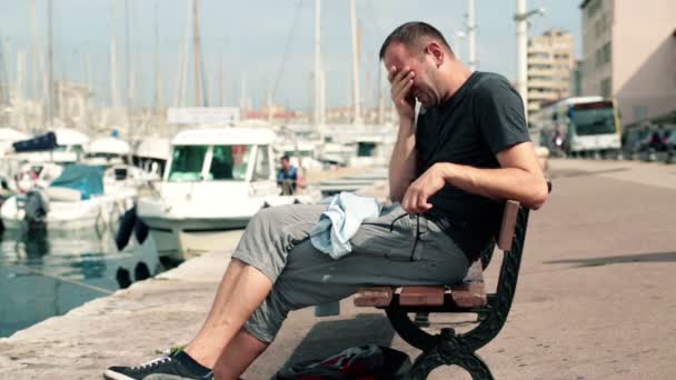 Jeune homme ayant mal à la tête — Video