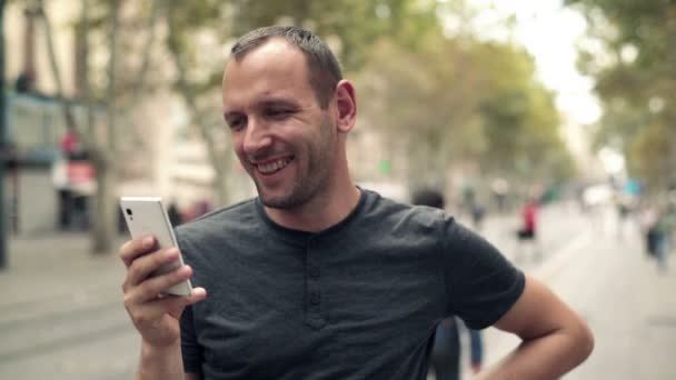 El hombre que envía SMS, mensajes de texto en el teléfono inteligente — Vídeo de stock