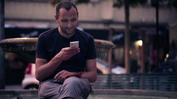 Homem enviando SMS, mensagens de texto no smartphone — Vídeo de Stock