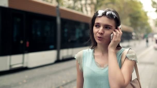 Young woman talking on cellphone — Stock Video