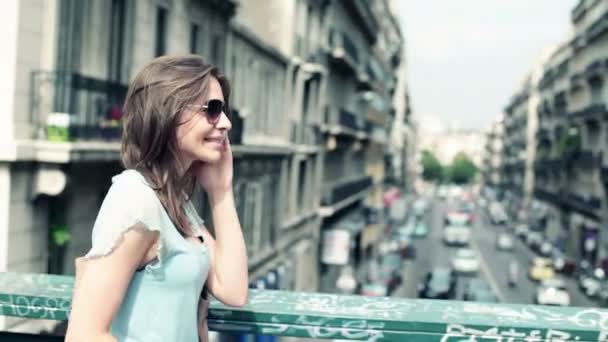 Femme avec téléphone portable marchant sur le pont — Video