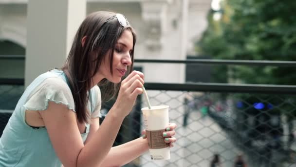 Женщина пьет кофе в кафе — стоковое видео