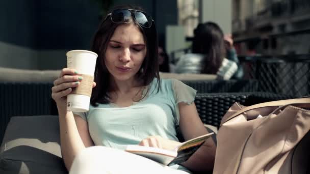 本を読みながら笑う女性 — ストック動画