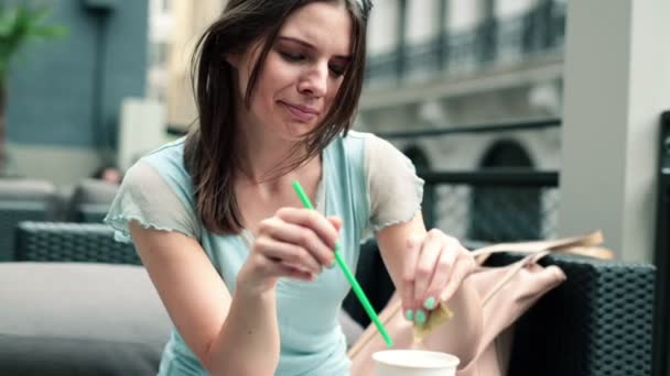 Красивая женщина подслащивает кофе — стоковое видео