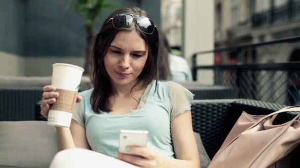 Mulher usando smartphone e beber café — Vídeo de Stock