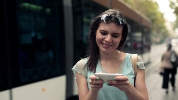 Vrouw verzenden sms op smartphone — Stockvideo