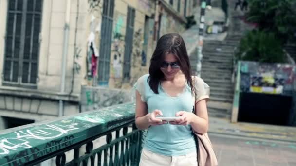 Kvinna textning på smartphone och promenader — Stockvideo