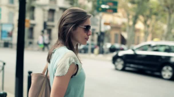 Mujer parada junto a la calle de la ciudad — Vídeos de Stock