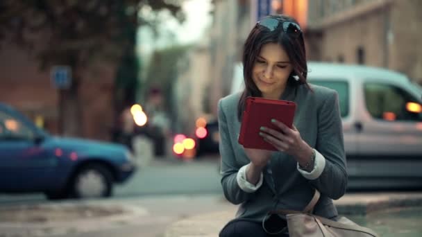 Mulher elegante com computador tablet — Vídeo de Stock