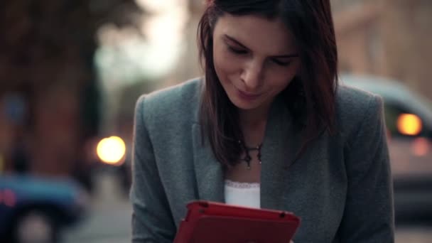 Mulher bonita com computador tablet — Vídeo de Stock