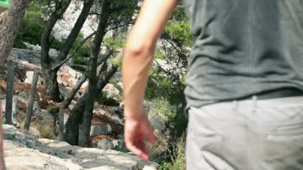 Young couple on hiking trip — Stock Video