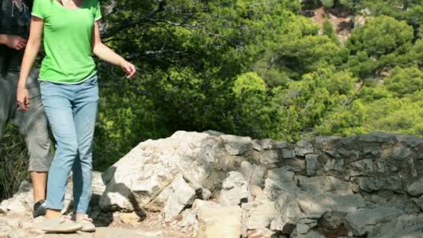 Young couple on hiking trip — Stock Video