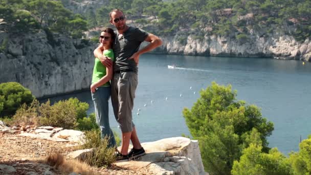 Casal apaixonado em viagem em belas paisagens — Vídeo de Stock