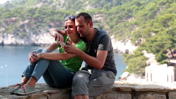Casal tirando foto com celular — Vídeo de Stock