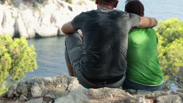 Casal relaxante em belas paisagens da natureza — Vídeo de Stock