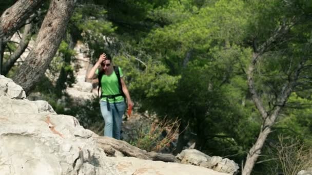 Hiking çelme takmak üstünde kadın — Stok video