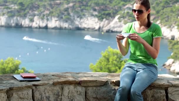 Femme prenant des photos avec smartphone — Video