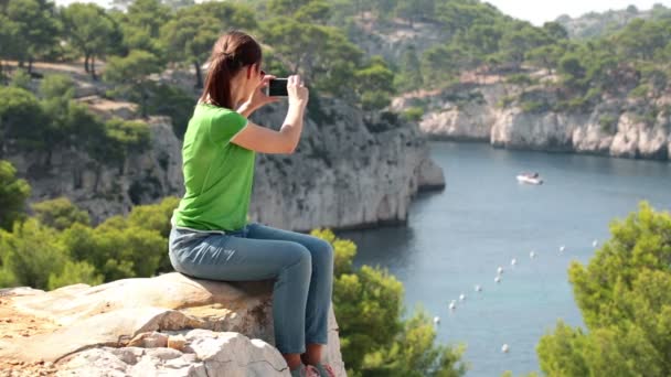 Mujer tomando fotos con smartphone — Vídeos de Stock