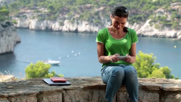 Mujer mensajes de texto en el teléfono inteligente — Vídeo de stock