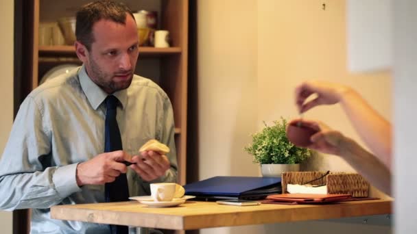 Zakenman met vrouw tijdens het ontbijt — Stockvideo