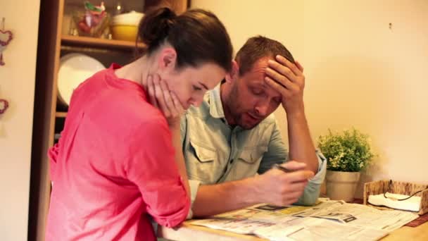 Triste couple lisant annonces dans les journaux — Video