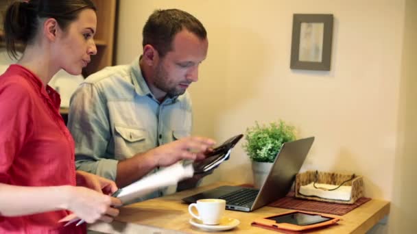 Casal jovem pagando contas online — Vídeo de Stock