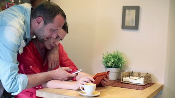 Jeune couple avec tablette — Video