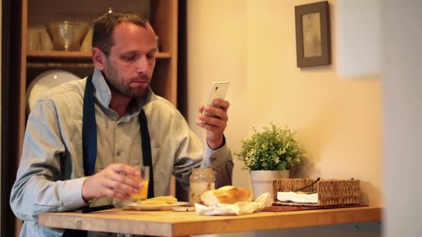 Empresario durante el desayuno — Vídeos de Stock