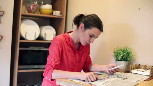 Mujer leyendo anuncios en el periódico — Vídeos de Stock