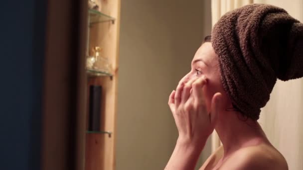 Frau massiert ihr Gesicht — Stockvideo