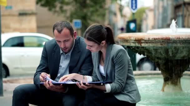 Gente de negocios trabajando con documentos — Vídeo de stock