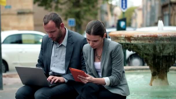 Pessoas de negócios trabalhando em laptop e tablet — Vídeo de Stock